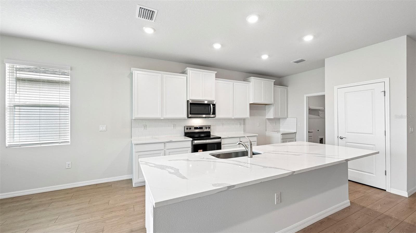 Single Family Residence at 18112 TAVERNSIDE TRL, LAKEWOOD RANCH, photo 3 of 54