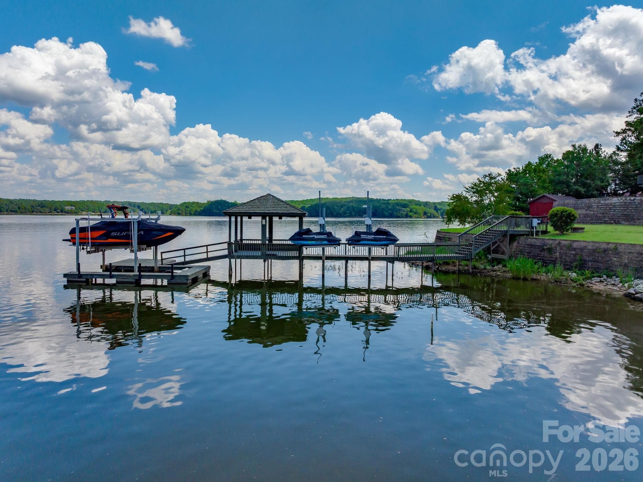 Dock and Lifts - 197 Smooth Rock Point, Ridgeway
