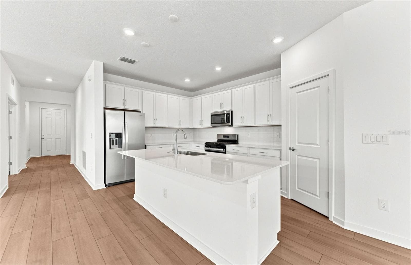 Stylish Kitchen - 33335 HERDS HALLOW WAY, WESLEY CHAPEL