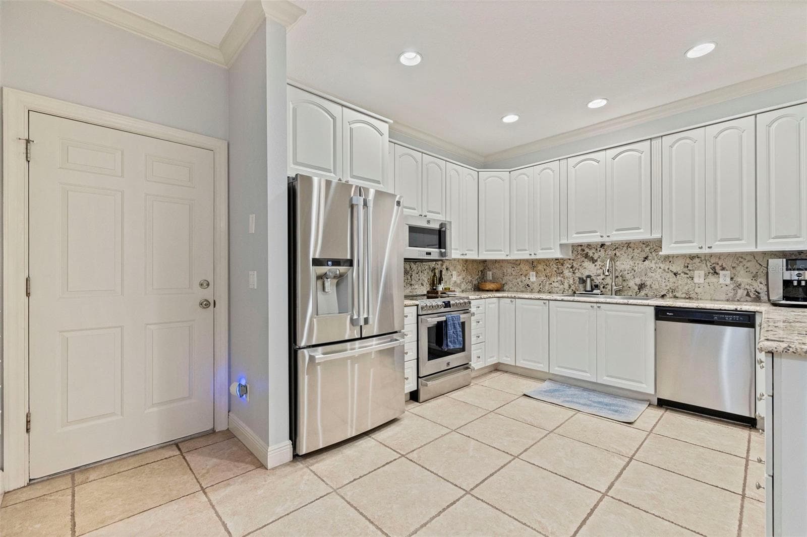 Townhouse at 123 VALENCIA CIR, ST PETERSBURG, photo 5 of 38