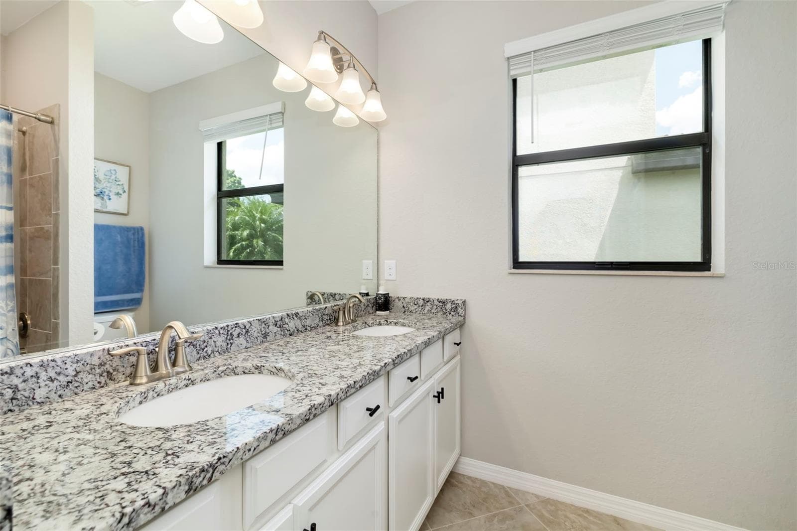 Guest Bathroom between the two guest bedrooms - 17927 POLO TRL, BRADENTON