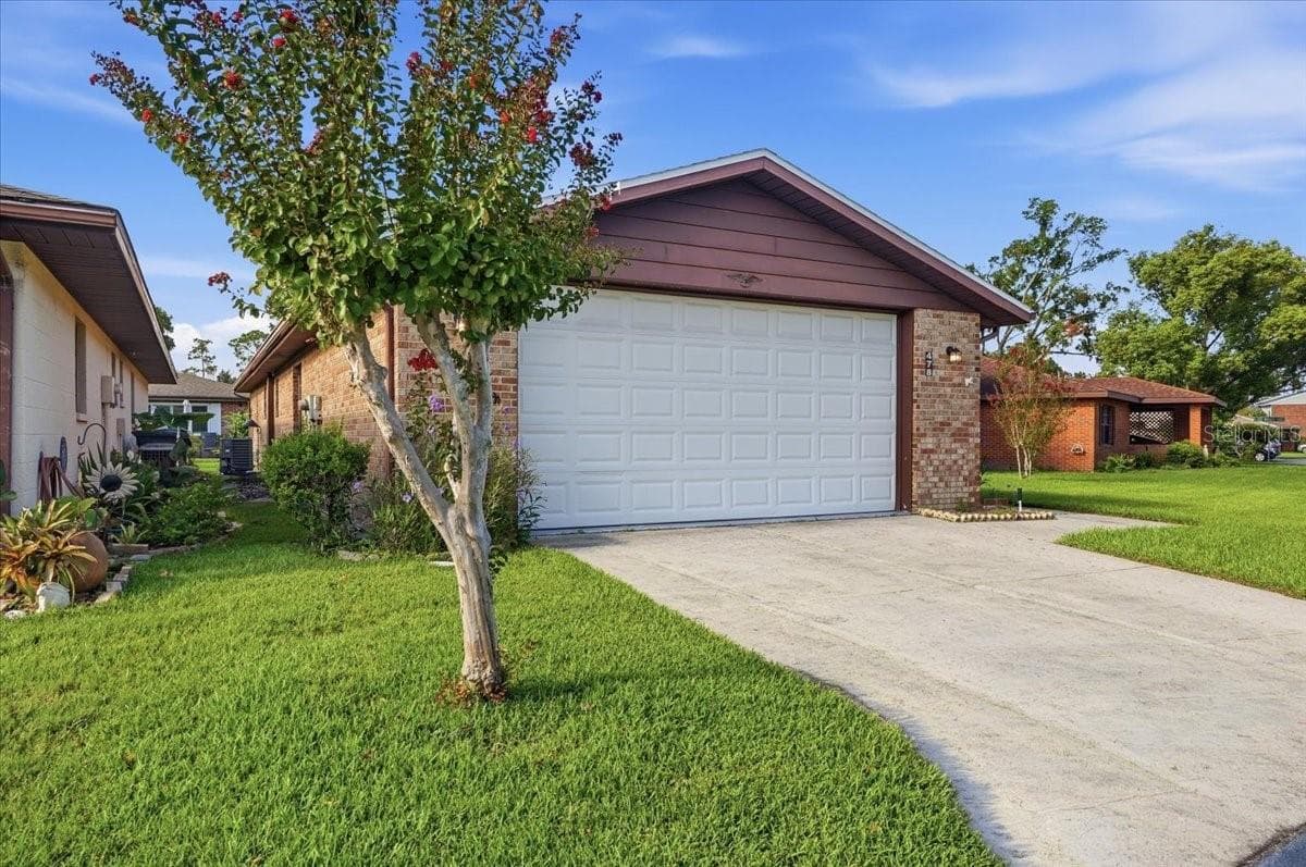 478 LAKE CAROLYN CIR