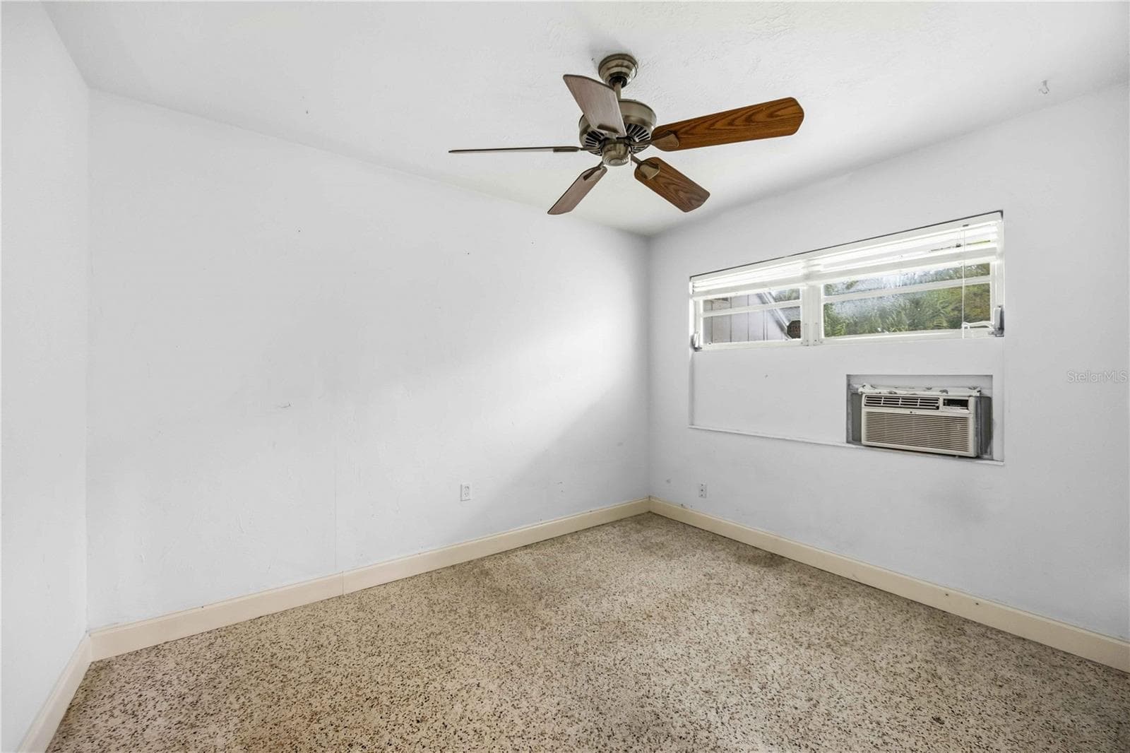 Room 2 - 1909 BUCCANEER DR, SARASOTA