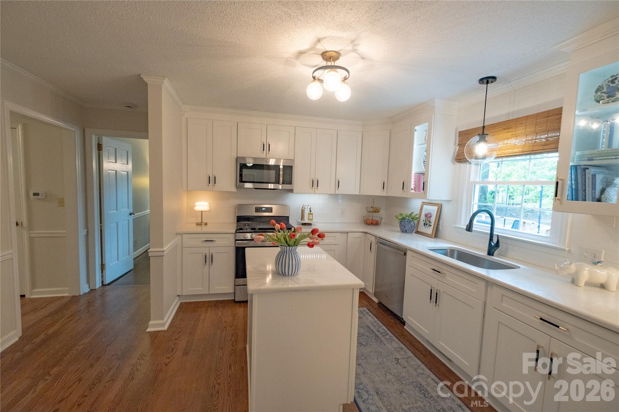 Gas range - 2312 Belmont Drive, Reidsville
