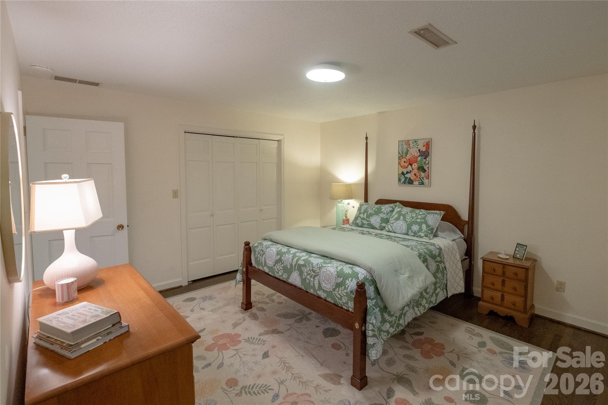 Large bedroom with en-suite bathroom - 2312 Belmont Drive, Reidsville