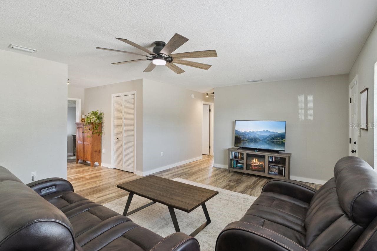 Lviing Room - 220 ALDO DR, BABSON PARK