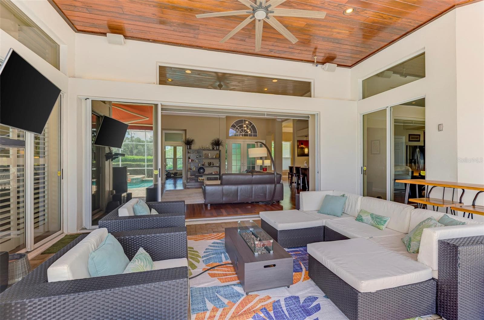 Covered outdoor living room - 7767 ALISTER MACKENZIE DR, SARASOTA
