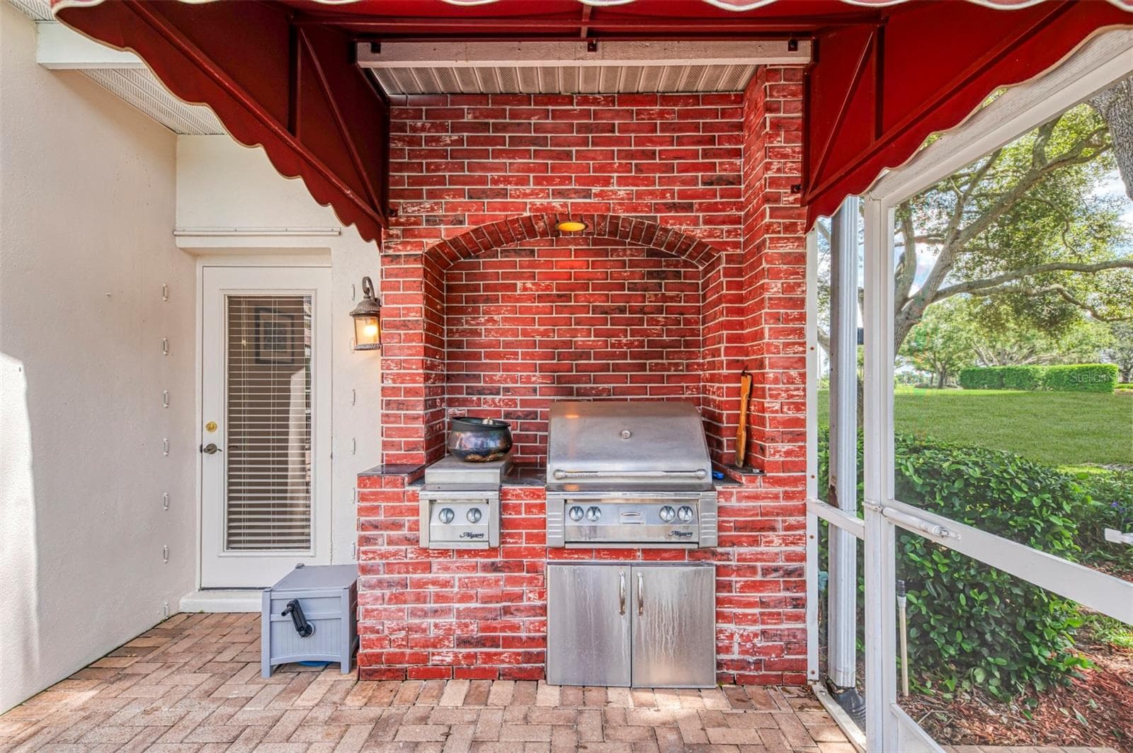 Outdoor grilling area with 2 burner range - 7767 ALISTER MACKENZIE DR, SARASOTA