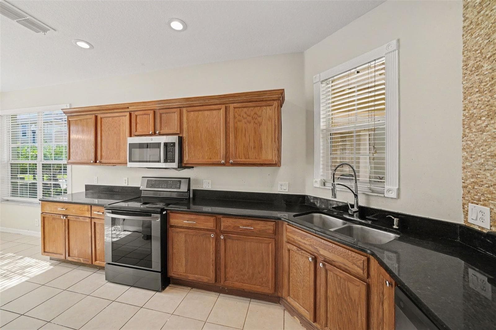 Townhouse at 3606 SANCTUARY DR, ST CLOUD, photo 9 of 31
