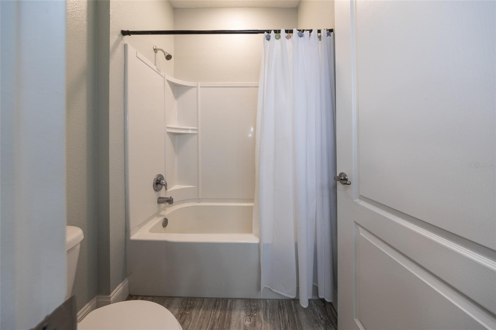 Jack and Jill bathroom between guest suites - 17 WHITE HAVEN LN, PALM COAST