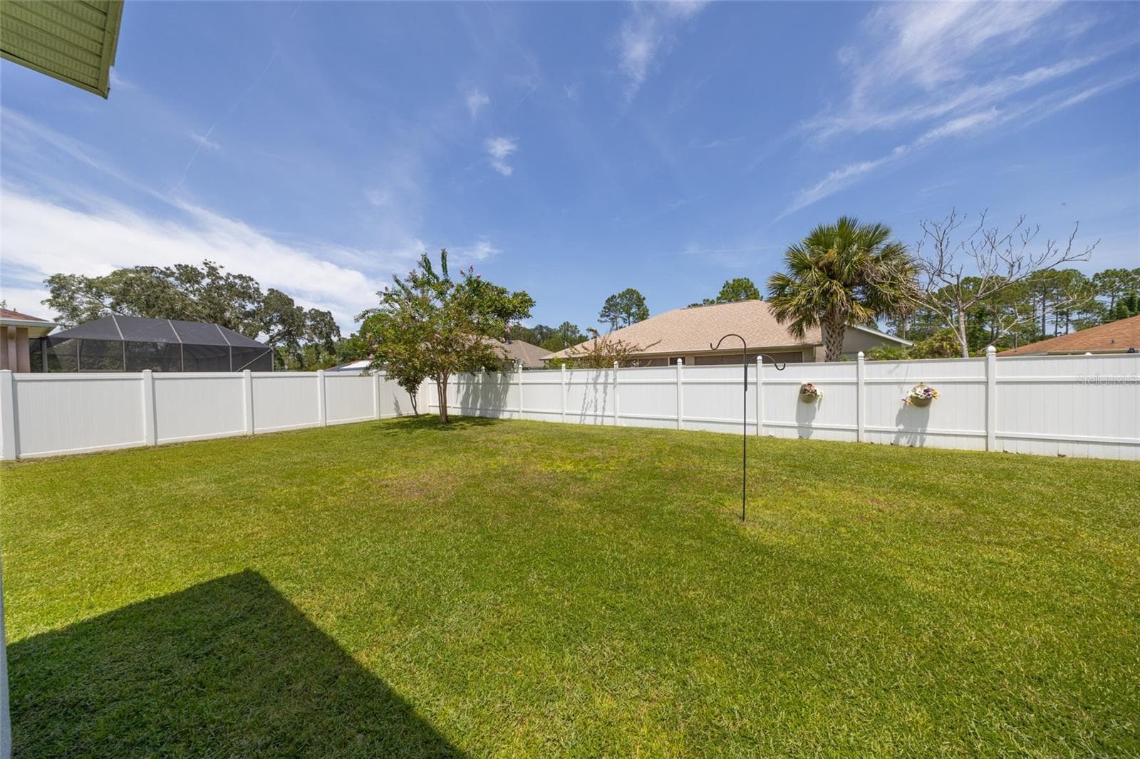 Vinyl privacy fence plenty of room for Pool - 17 WHITE HAVEN LN, PALM COAST