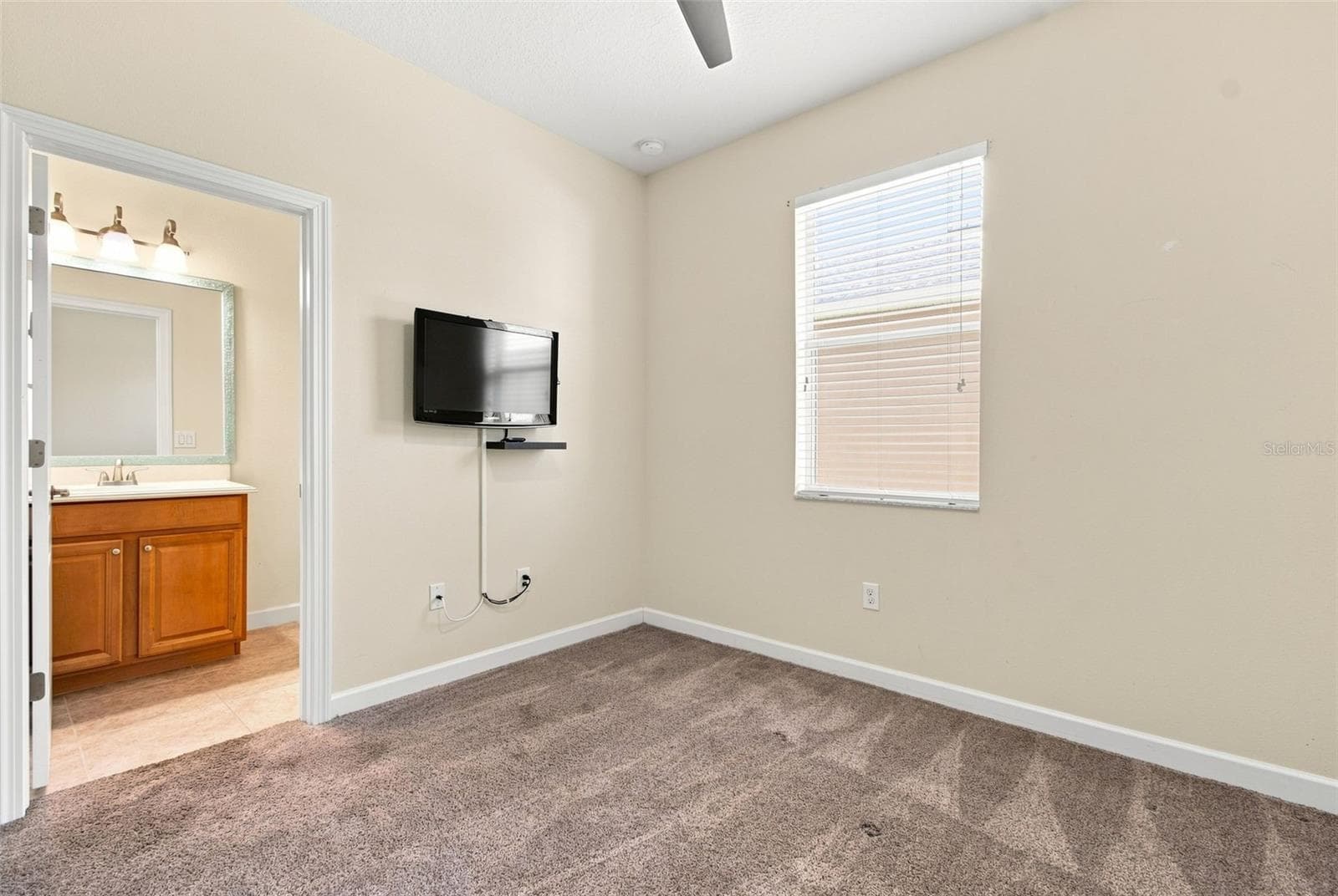 Bedroom 2 w/ensuite bathroom - 20233 MERRY OAK AVE, TAMPA