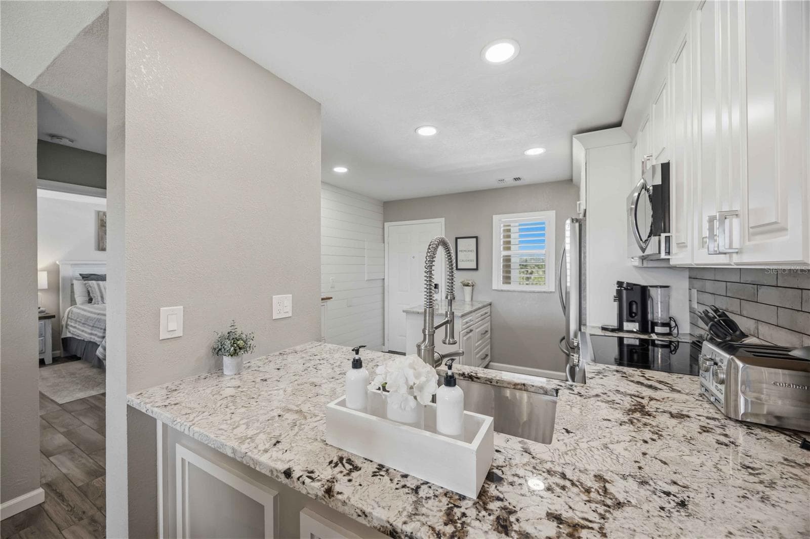 Granite-topped peninsula provides additional prep space and a natural connection between the kitchen and living areas. - 406 CERROMAR CIR N #328, VENICE