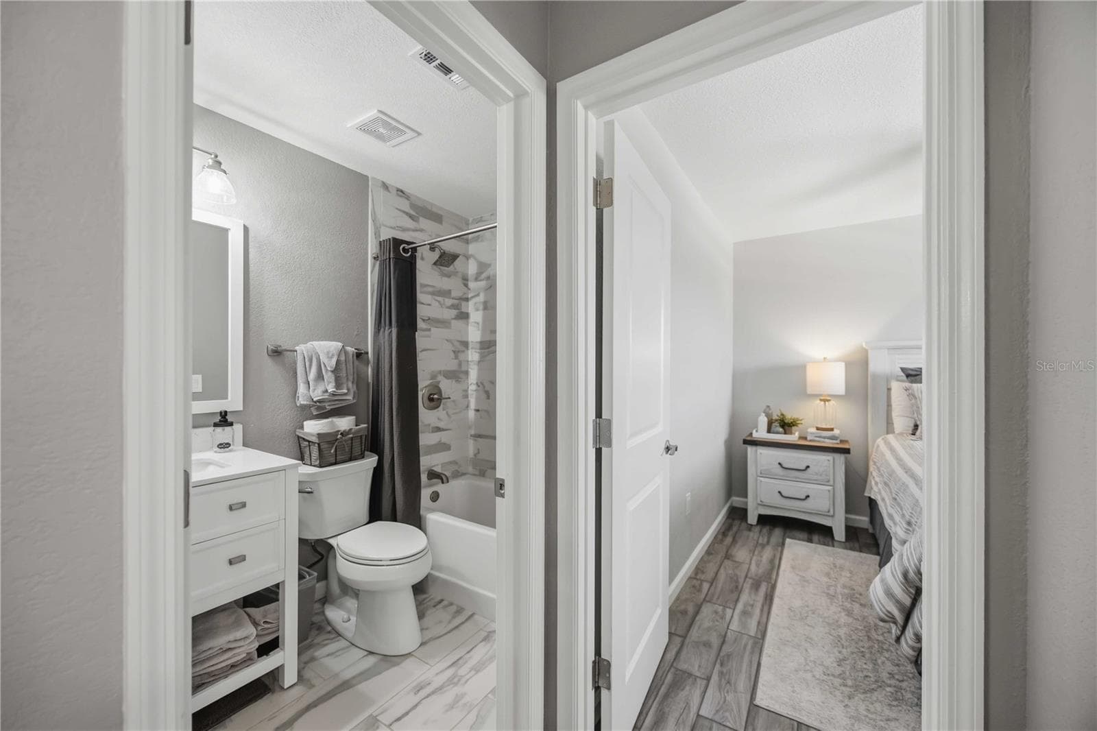 Primary bedroom en suite bathroom - 406 CERROMAR CIR N #328, VENICE
