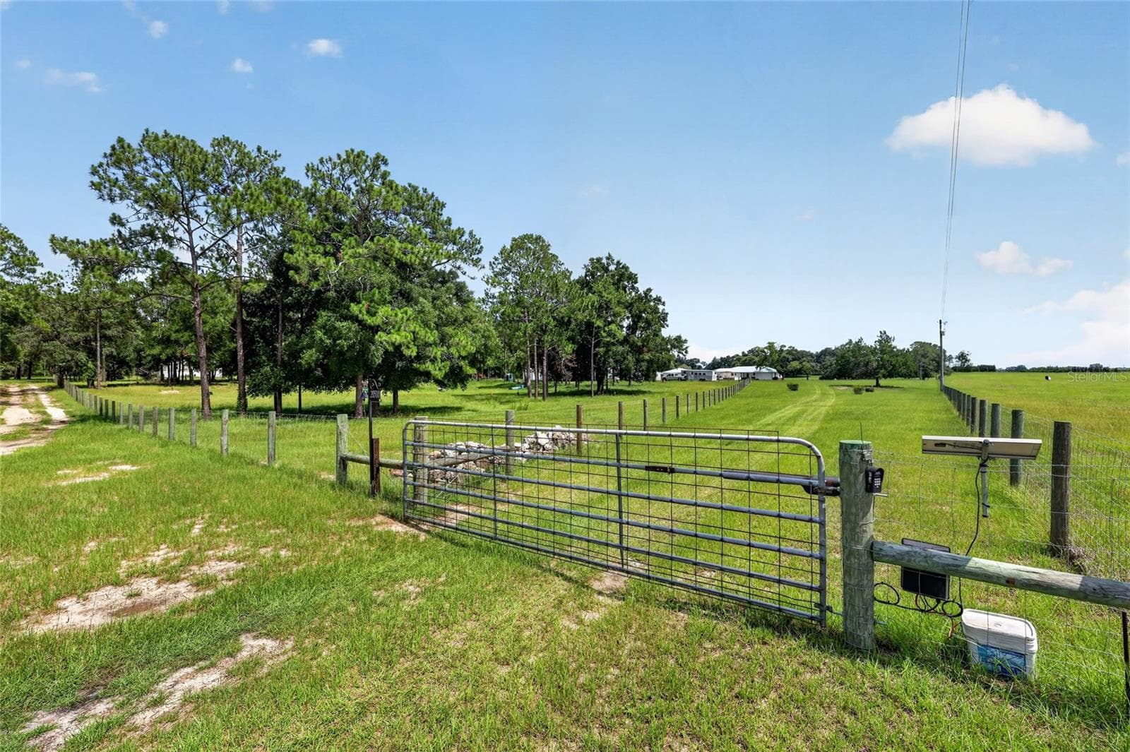 Gated entrance - 20500 NW 27TH ST, MORRISTON