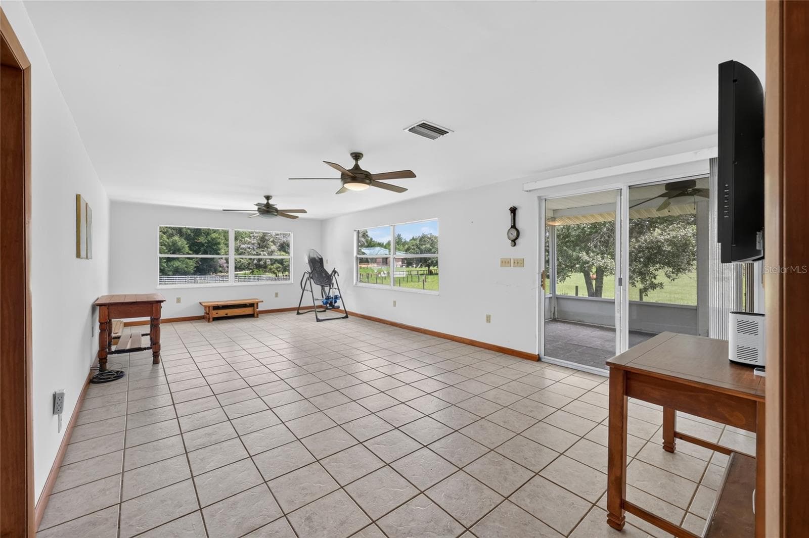 Family Room - 20500 NW 27TH ST, MORRISTON