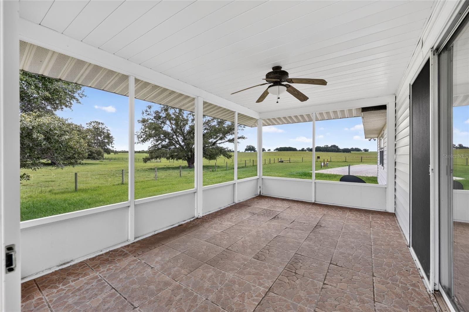 Screened porch off of family room - 20500 NW 27TH ST, MORRISTON