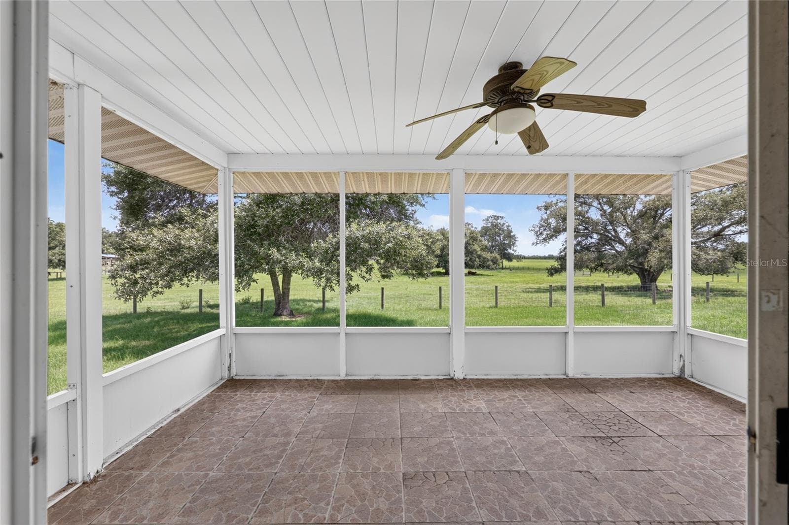 Screened porch off of family room - 20500 NW 27TH ST, MORRISTON