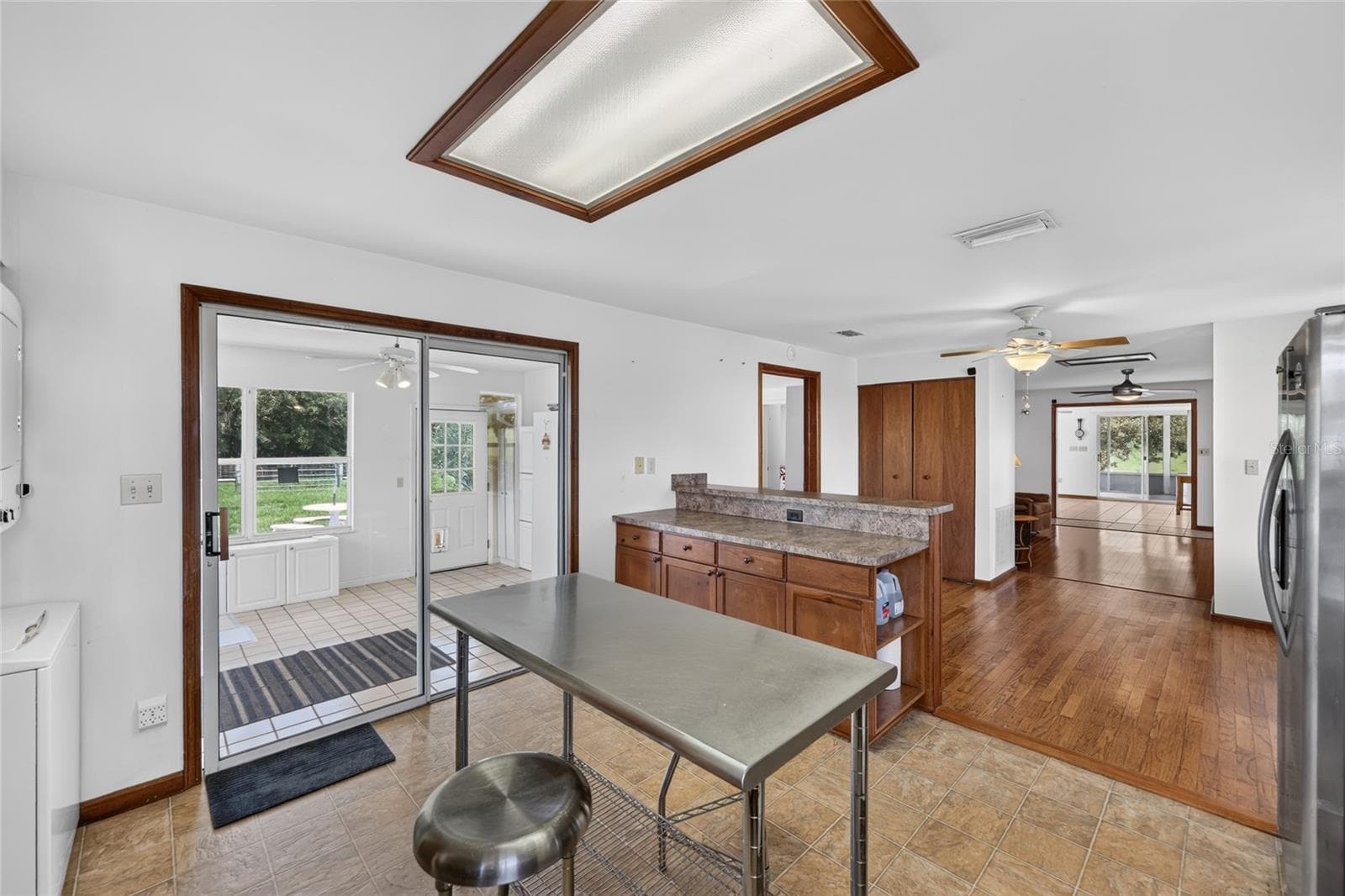 Enclosed porch off of kitchen - 20500 NW 27TH ST, MORRISTON