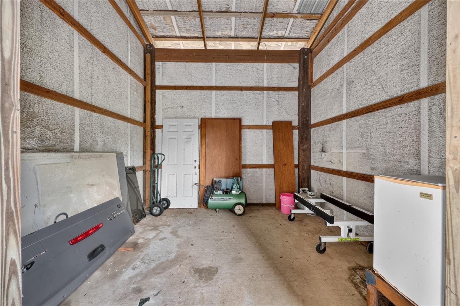 Room off of equipment barn - 20500 NW 27TH ST, MORRISTON