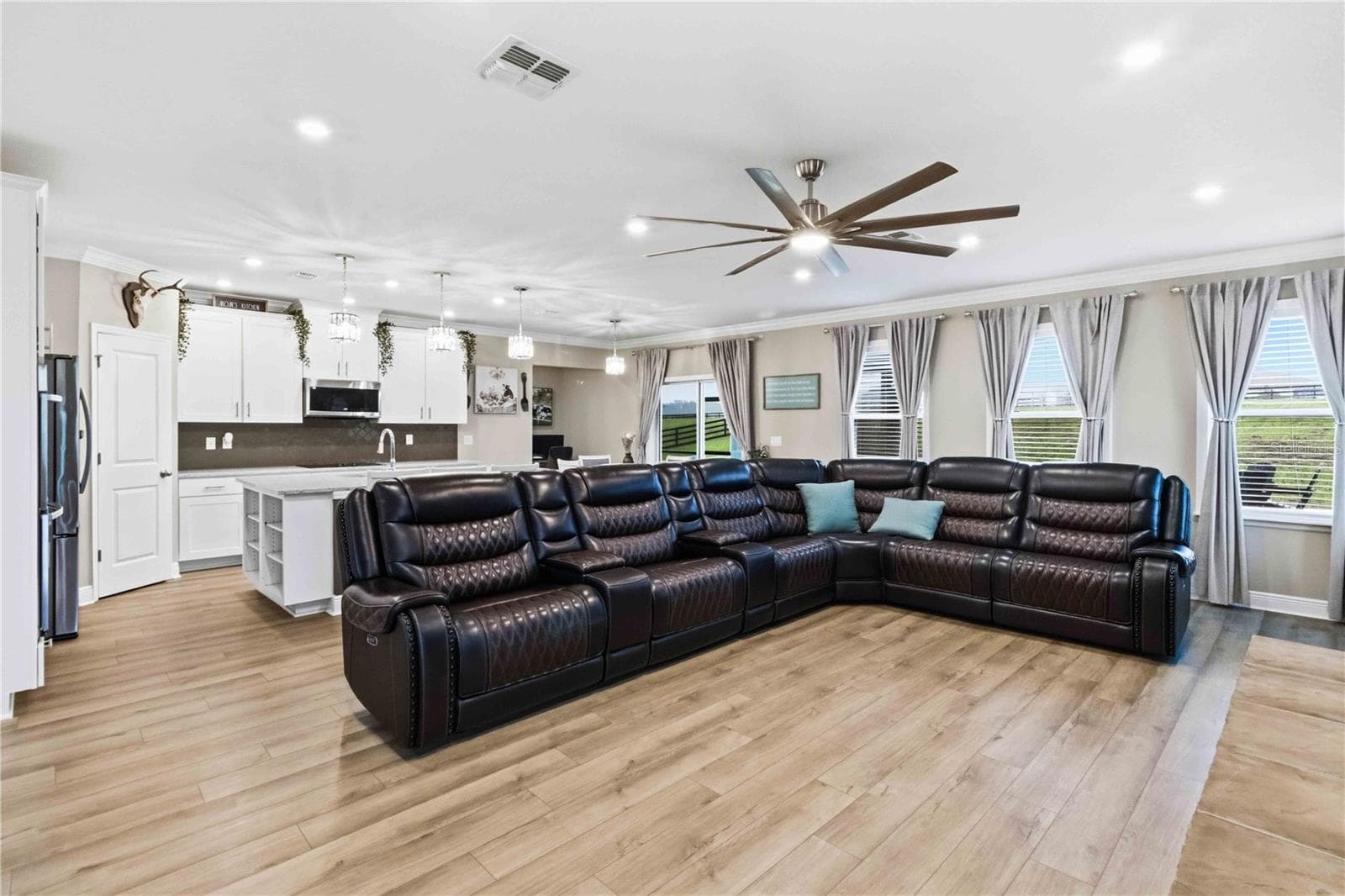 Single Family Residence at 10007 DOLPHIN GULL CIR, THONOTOSASSA, photo 2 of 32