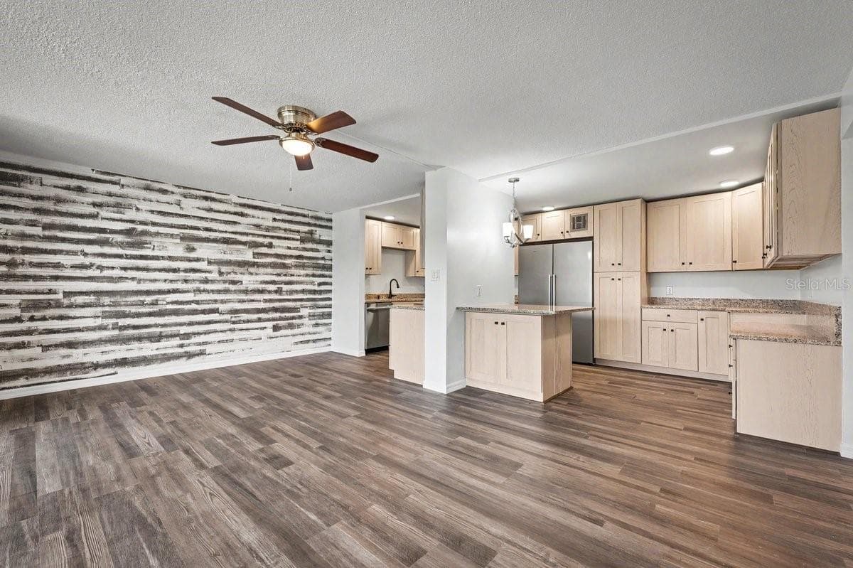 Family Room - 1224 S PENINSULA DR #621, DAYTONA BEACH