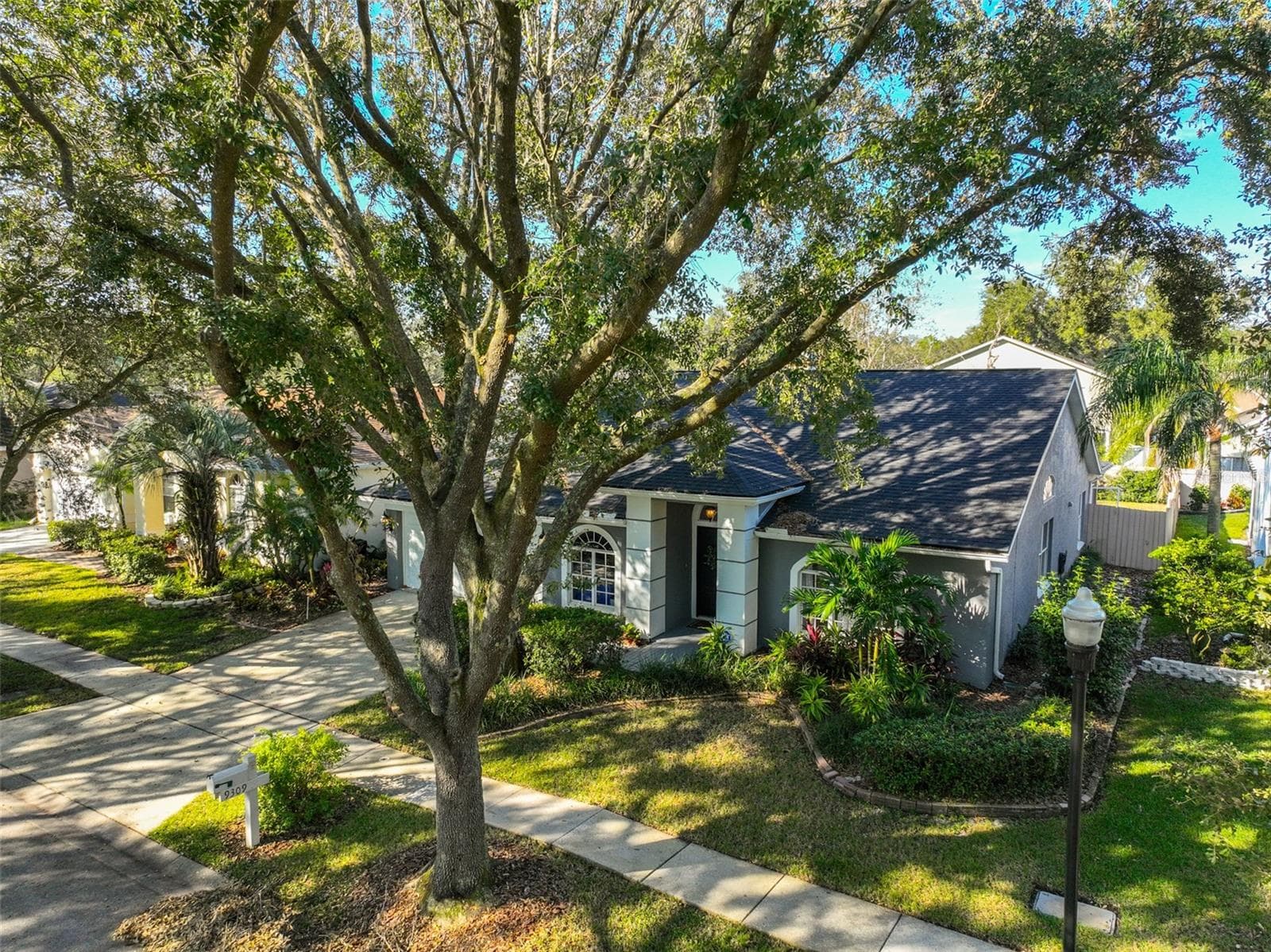Single Family Residence at 9309 HAMPSHIRE PARK DR, TAMPA, photo 2 of 45