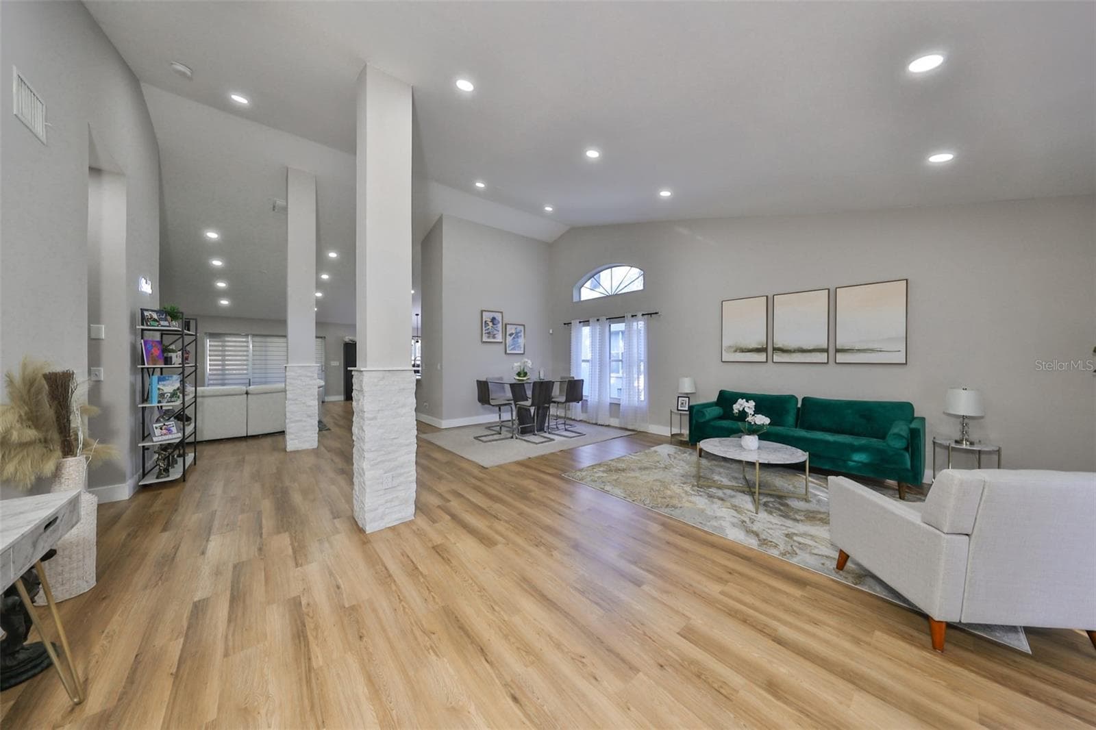 Single Family Residence at 9309 HAMPSHIRE PARK DR, TAMPA, photo 4 of 45