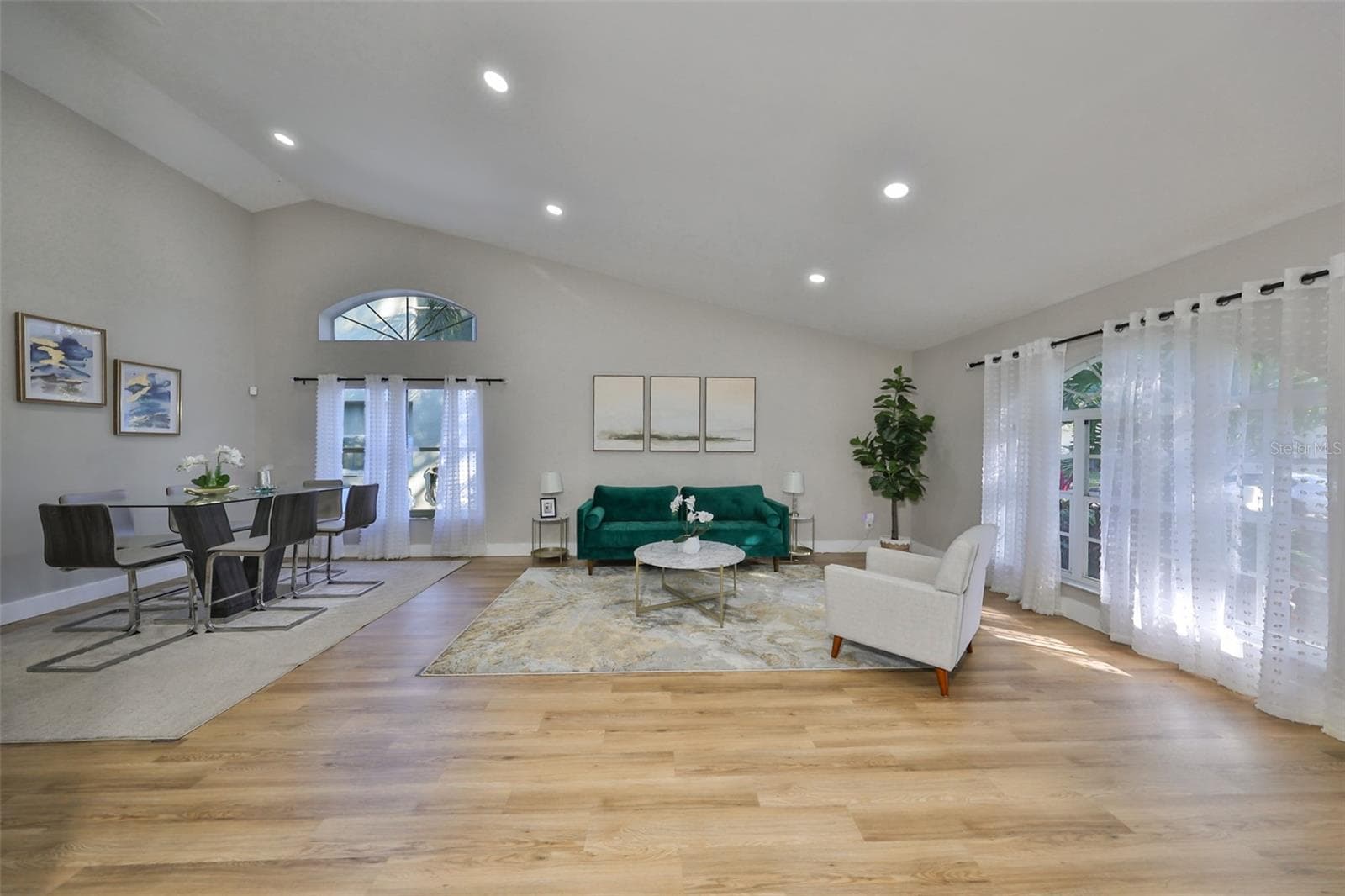 Single Family Residence at 9309 HAMPSHIRE PARK DR, TAMPA, photo 5 of 45
