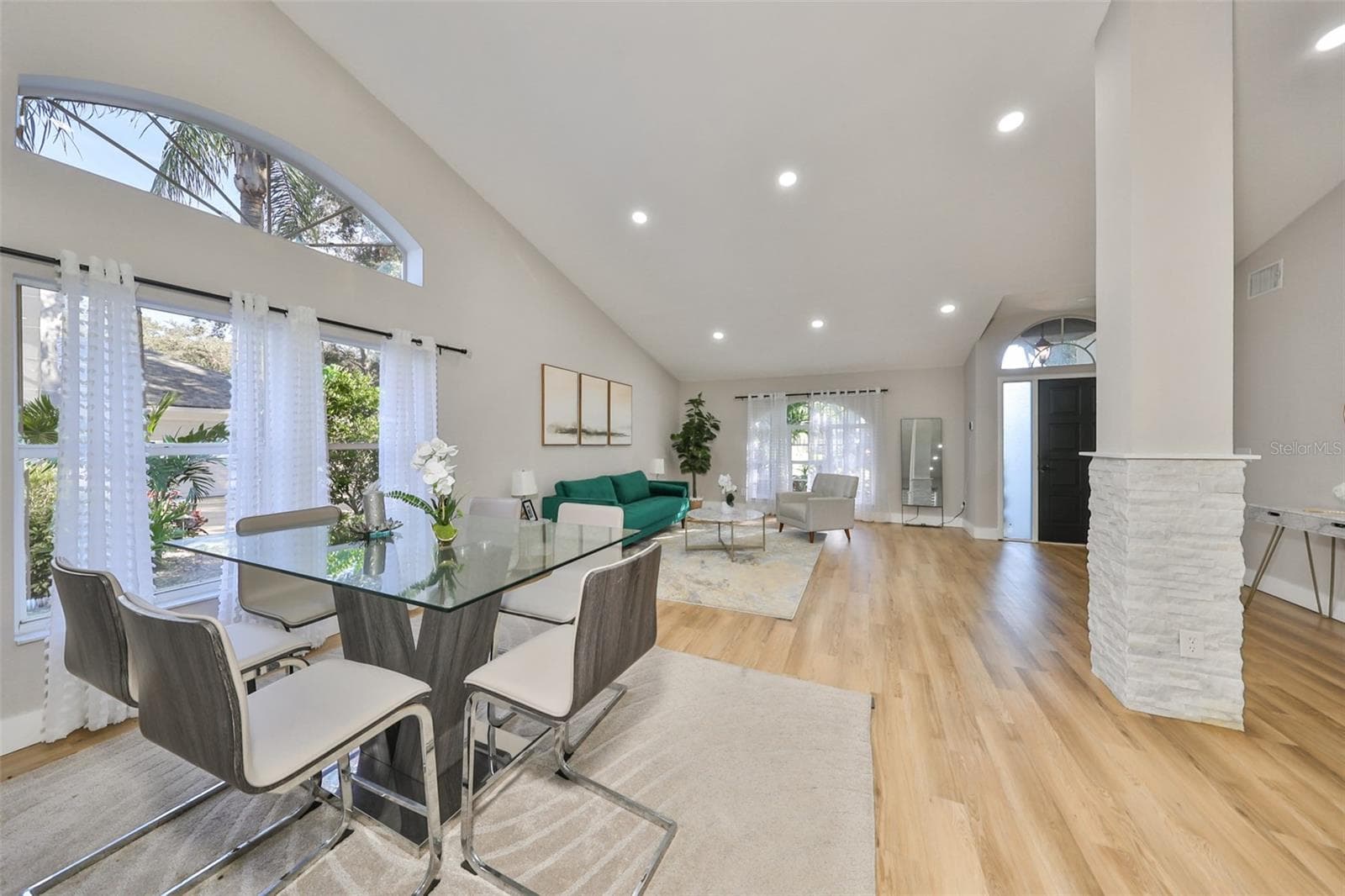 Single Family Residence at 9309 HAMPSHIRE PARK DR, TAMPA, photo 6 of 45