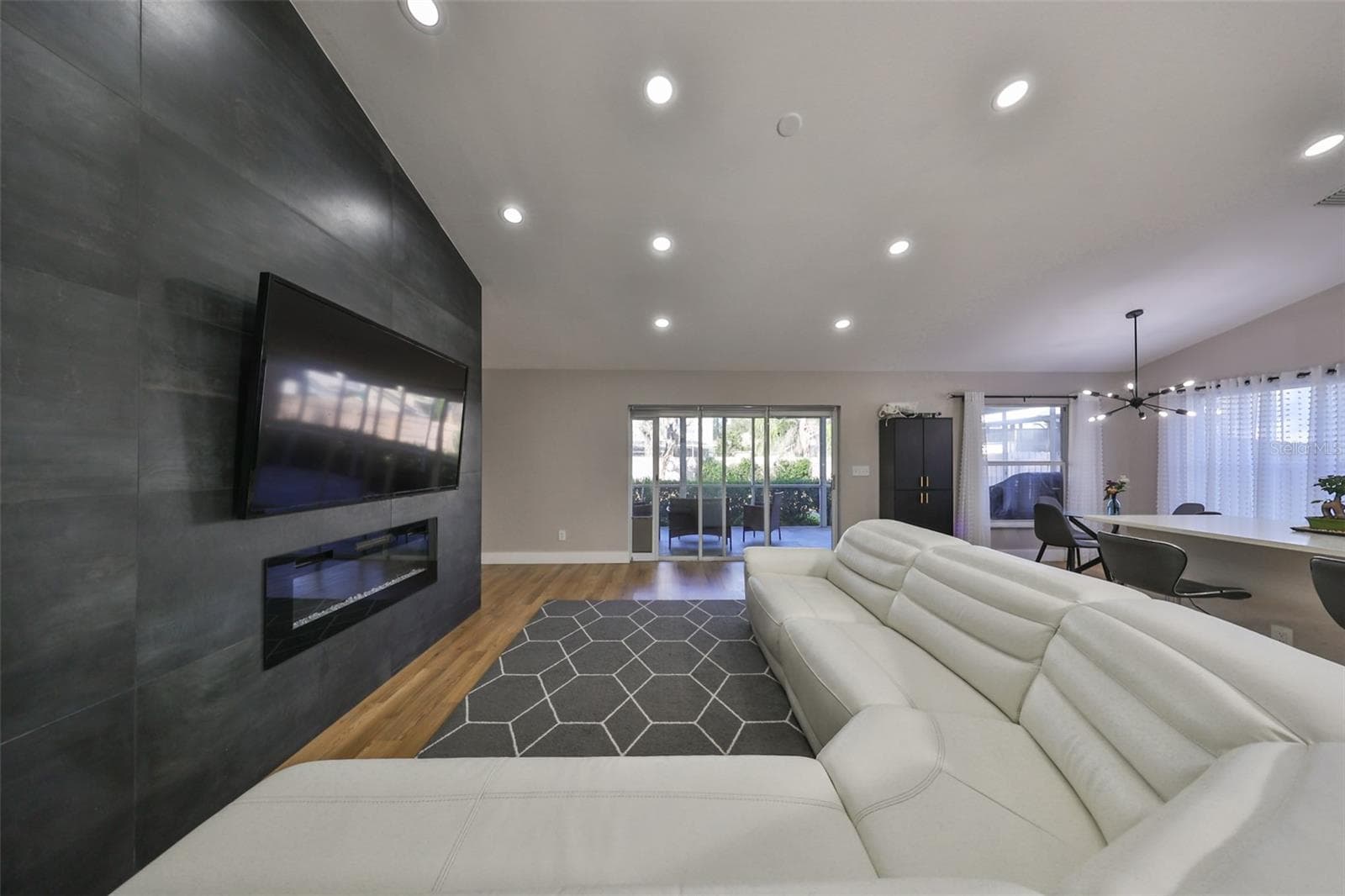 Single Family Residence at 9309 HAMPSHIRE PARK DR, TAMPA, photo 12 of 45