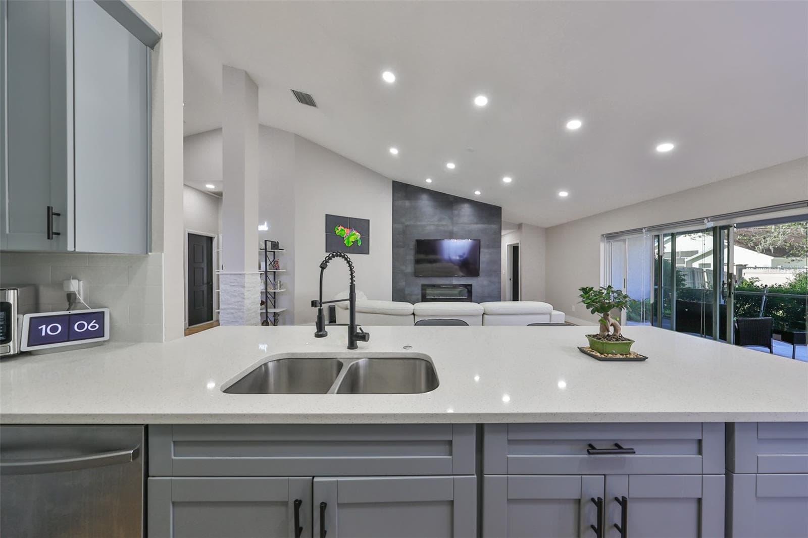 Single Family Residence at 9309 HAMPSHIRE PARK DR, TAMPA, photo 17 of 45