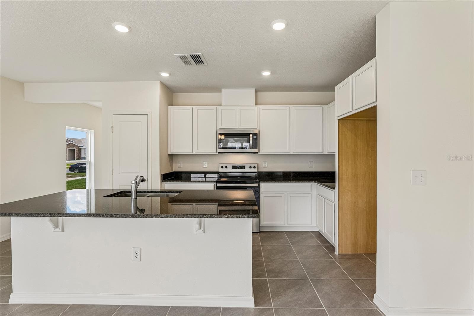Townhouse at 679 MEADOWS EDGE PL, LAKE WALES, photo 3 of 17