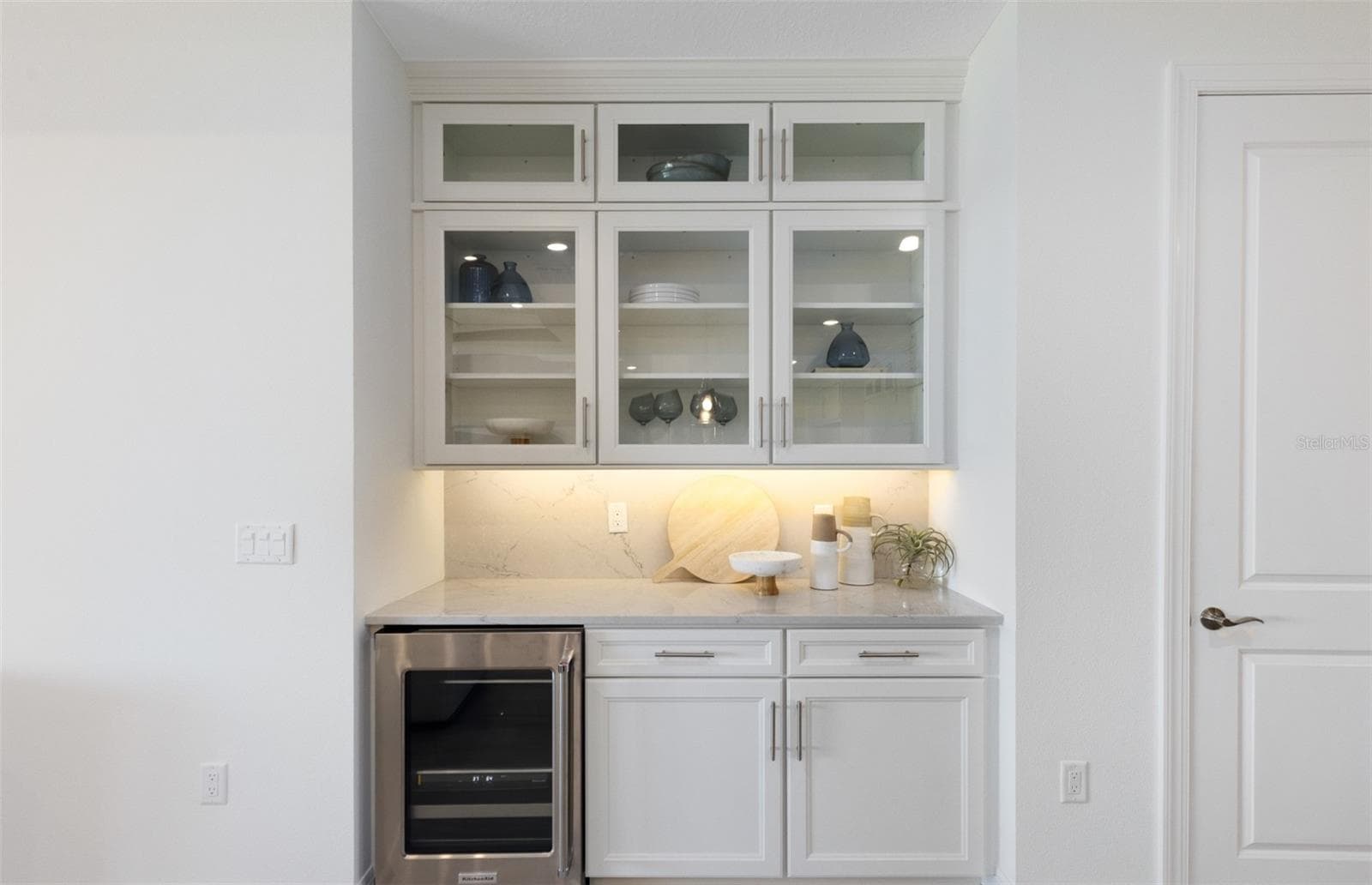 Model Home Design Only. Pictures and furnishings are for illustrative purposes only. Elevations, colors and options may vary. Furniture is for model home staging only. - 289 CRYSTAL WOOD DRIVE, WINTER GARDEN