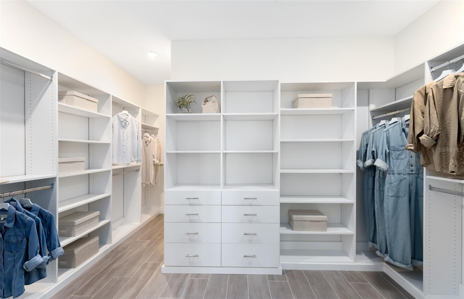 Model Home Design Only. Pictures and furnishings are for illustrative purposes only. Elevations, colors and options may vary. Furniture is for model home staging only. - 289 CRYSTAL WOOD DRIVE, WINTER GARDEN