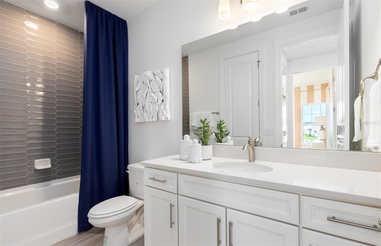 Model Home Design Only. Pictures and furnishings are for illustrative purposes only. Elevations, colors and options may vary. Furniture is for model home staging only. - 289 CRYSTAL WOOD DRIVE, WINTER GARDEN