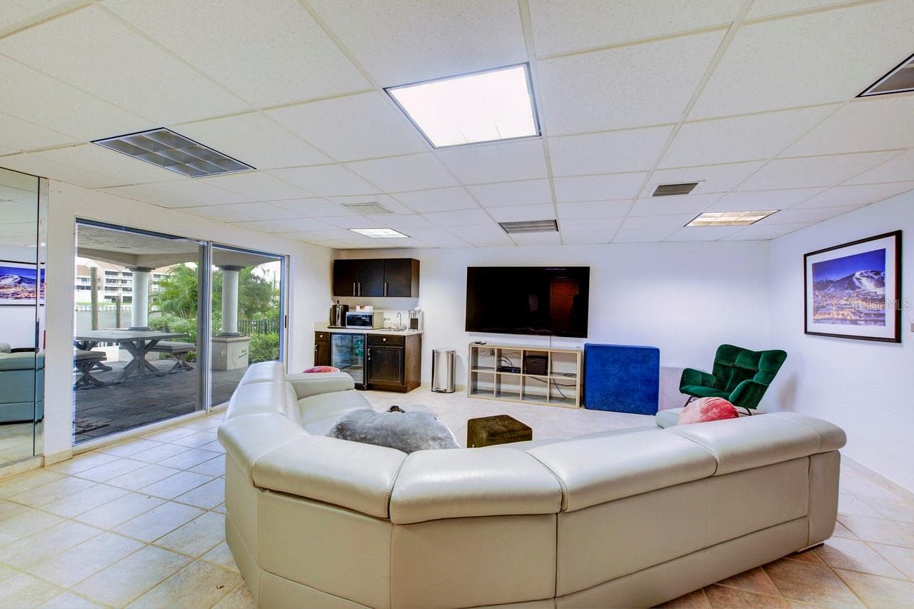 En suite on lower level - 6113 PASADENA POINT BLVD, GULFPORT