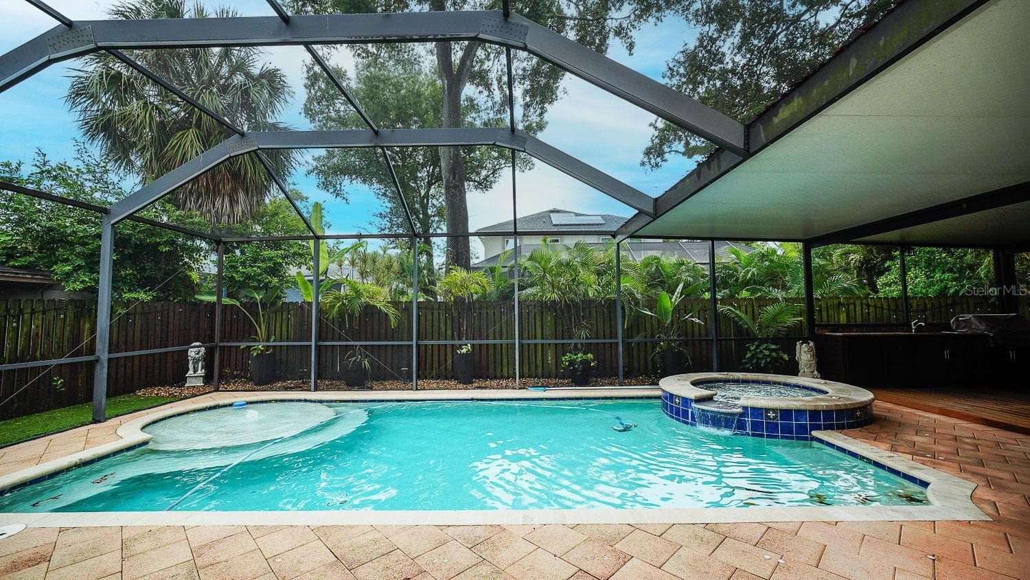 Full sized pool with spa and walk-in pool sunbath area. - 116 S HESPERIDES ST, TAMPA