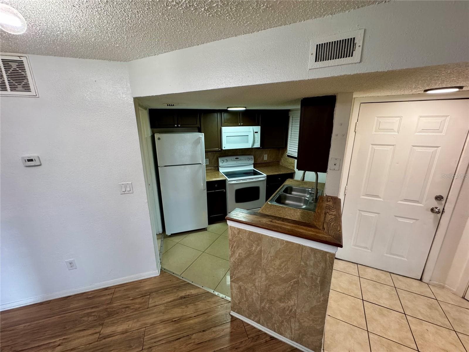 Condominium at 1948 LAKE ATRIUMS CIR #119, ORLANDO, photo 5 of 20