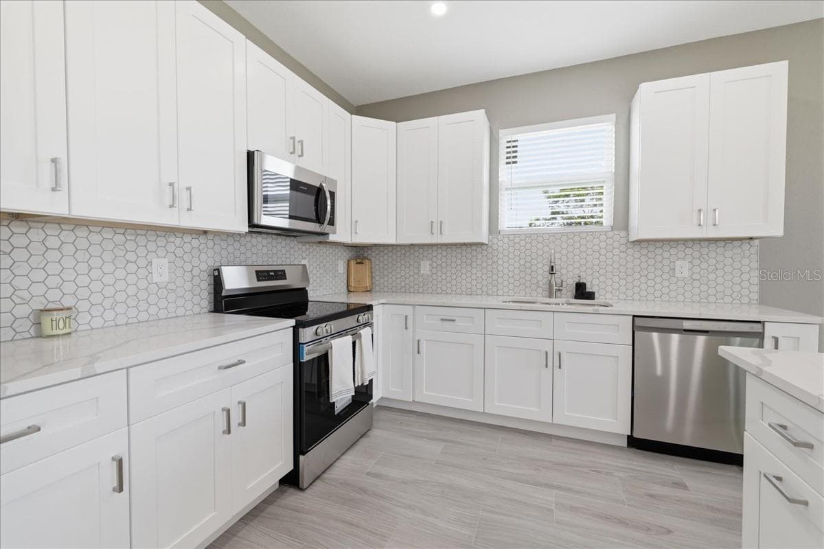 stainless appliances + island - 2683 HOPWOOD RD, NORTH PORT