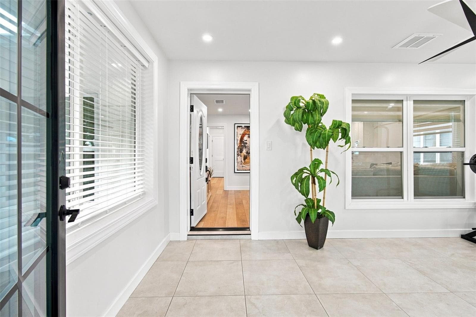 Entry Flex Room - 3745 1ST AVE N, ST PETERSBURG