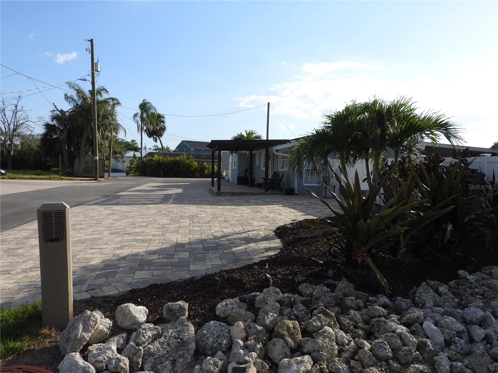 Single Family Residence at 8822 ROCKY CREEK DR, TAMPA, photo 7 of 36