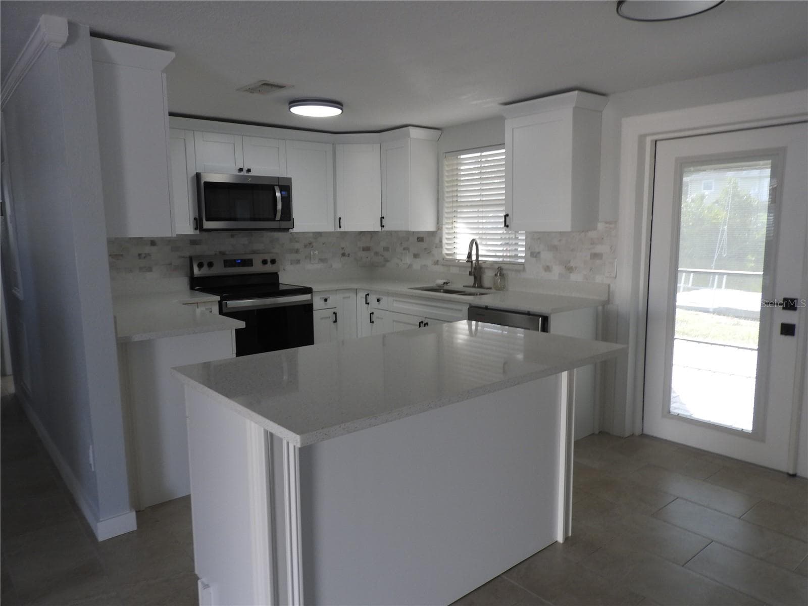 Single Family Residence at 8822 ROCKY CREEK DR, TAMPA, photo 8 of 36