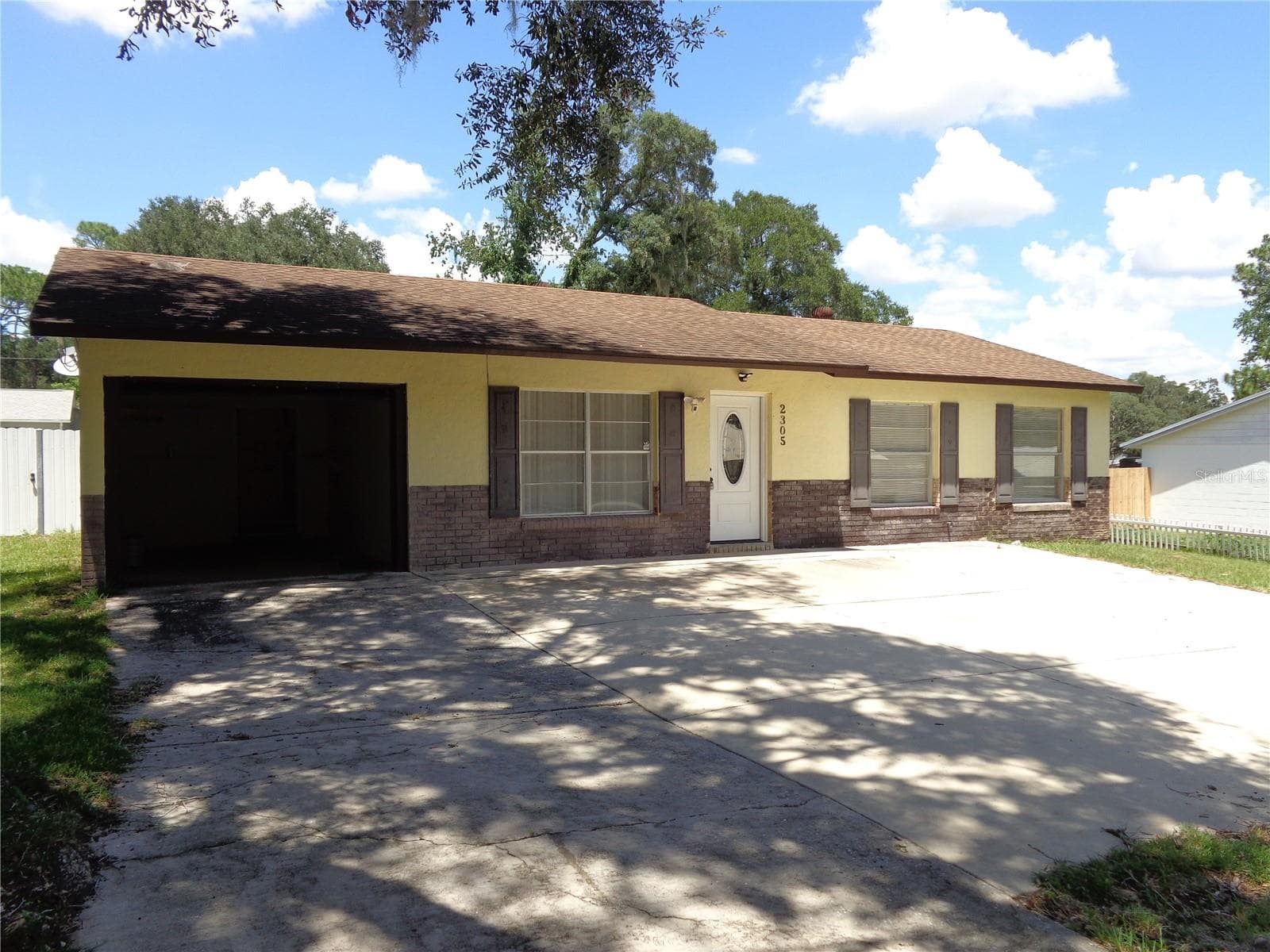 Side View Front House - 2305 NE 38TH ST, OCALA