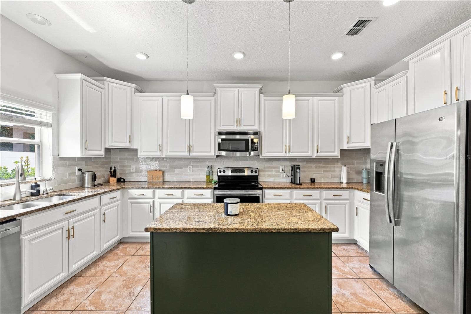 Well structured for the inspiring chef! - 16613 MYRTLE SAND DR, WIMAUMA