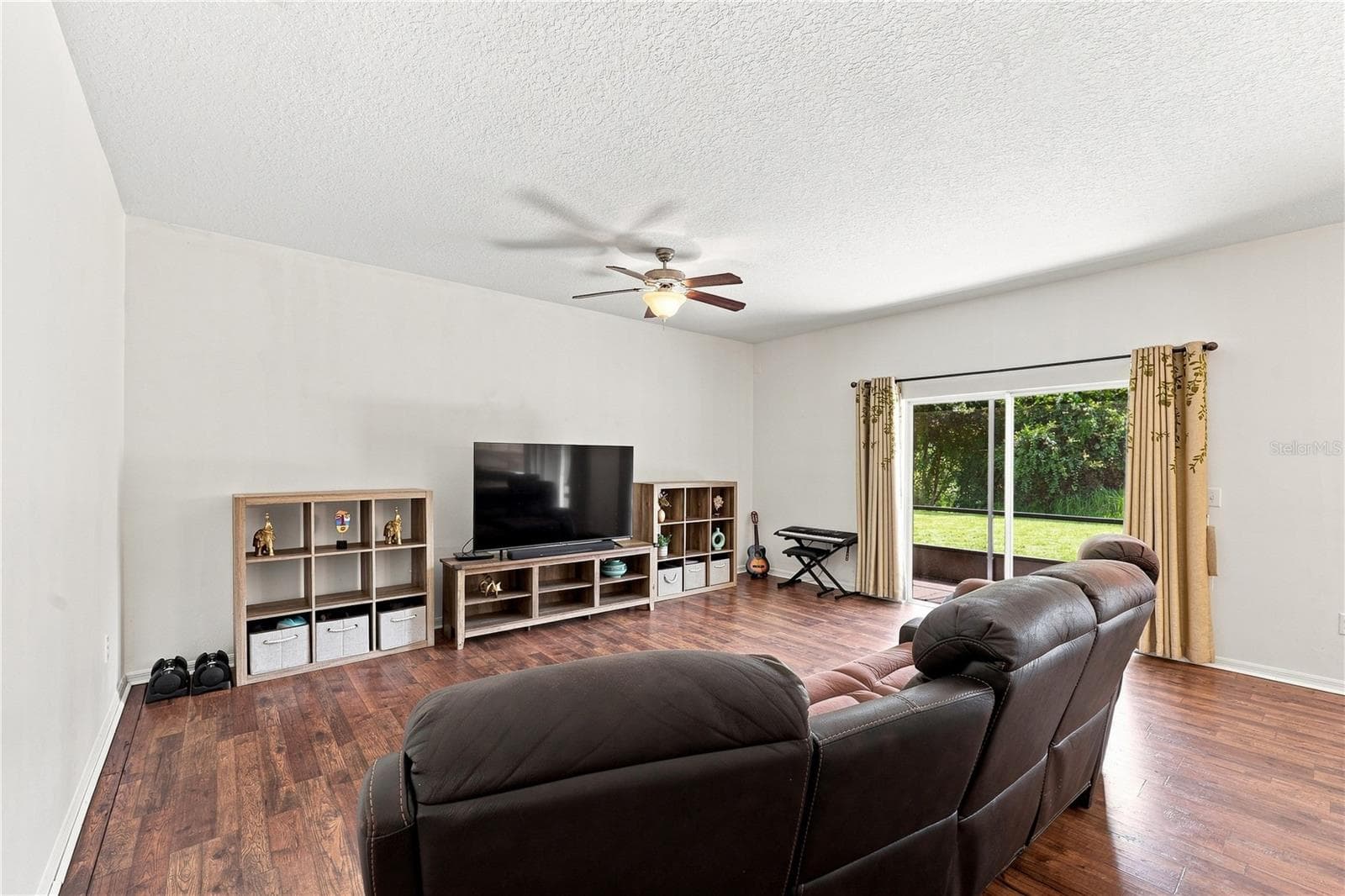 Huge entertainment area - 16613 MYRTLE SAND DR, WIMAUMA