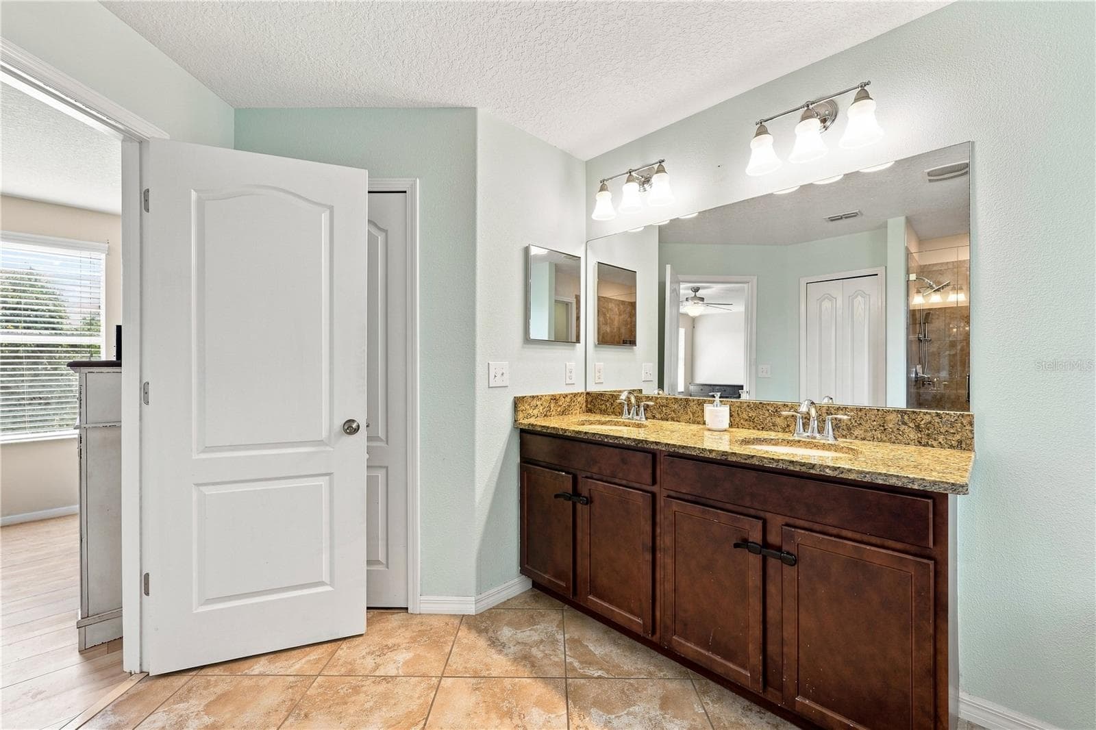 The Primary bathroom - 16613 MYRTLE SAND DR, WIMAUMA