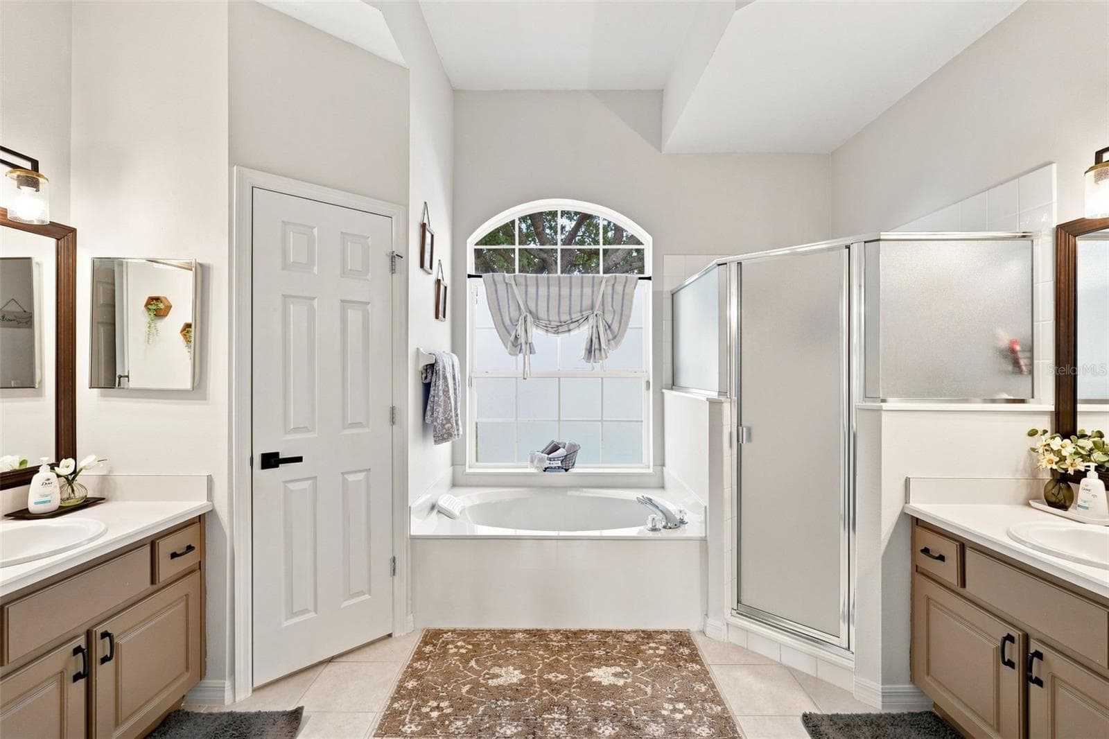 Dual vanity bathroom with his & hers closet space inside primary bedroom. - 96 PARKVIEW DR, PALM COAST