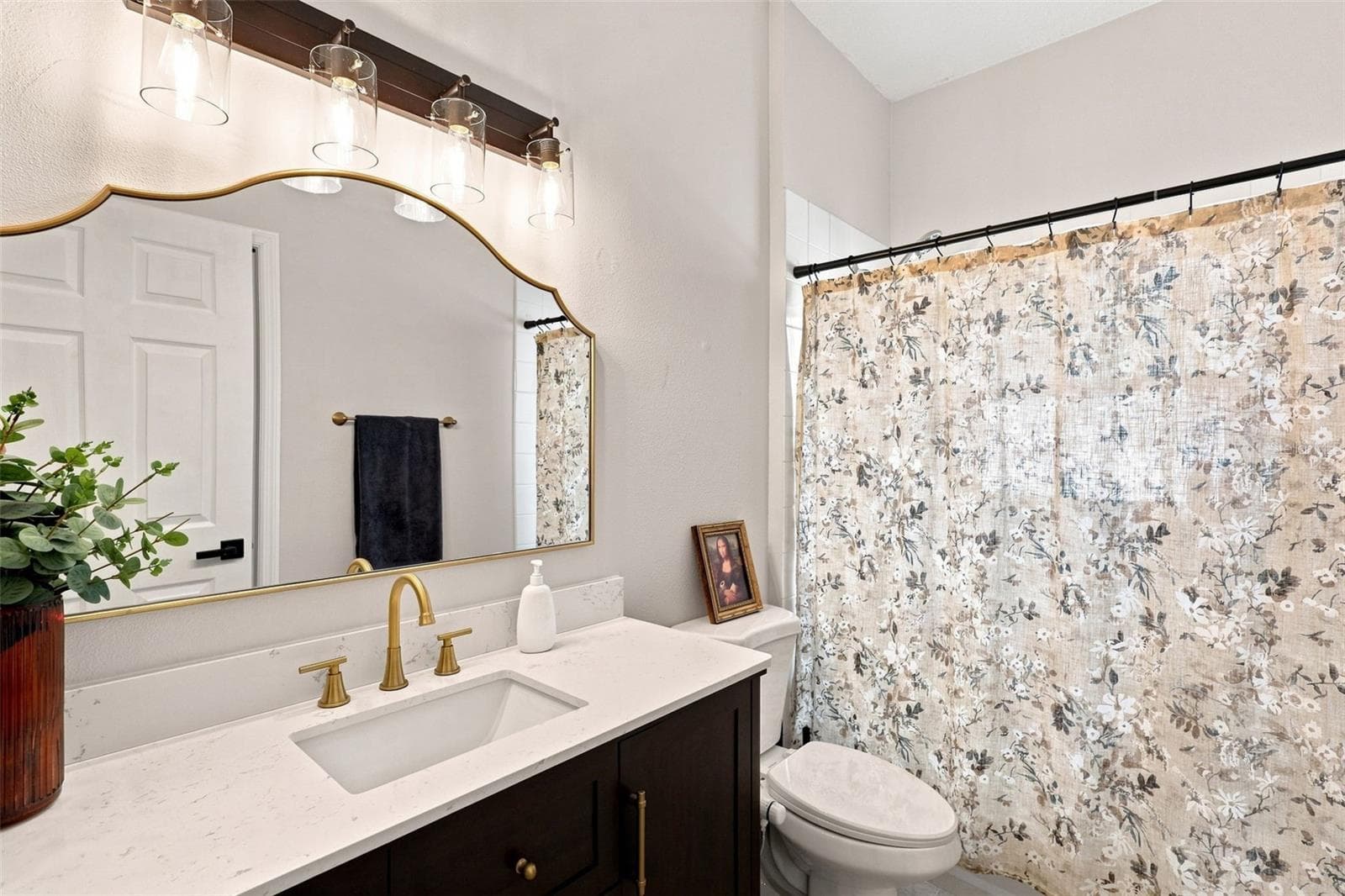 Guest bath with quartz countertops and tub-shower combo. - 96 PARKVIEW DR, PALM COAST