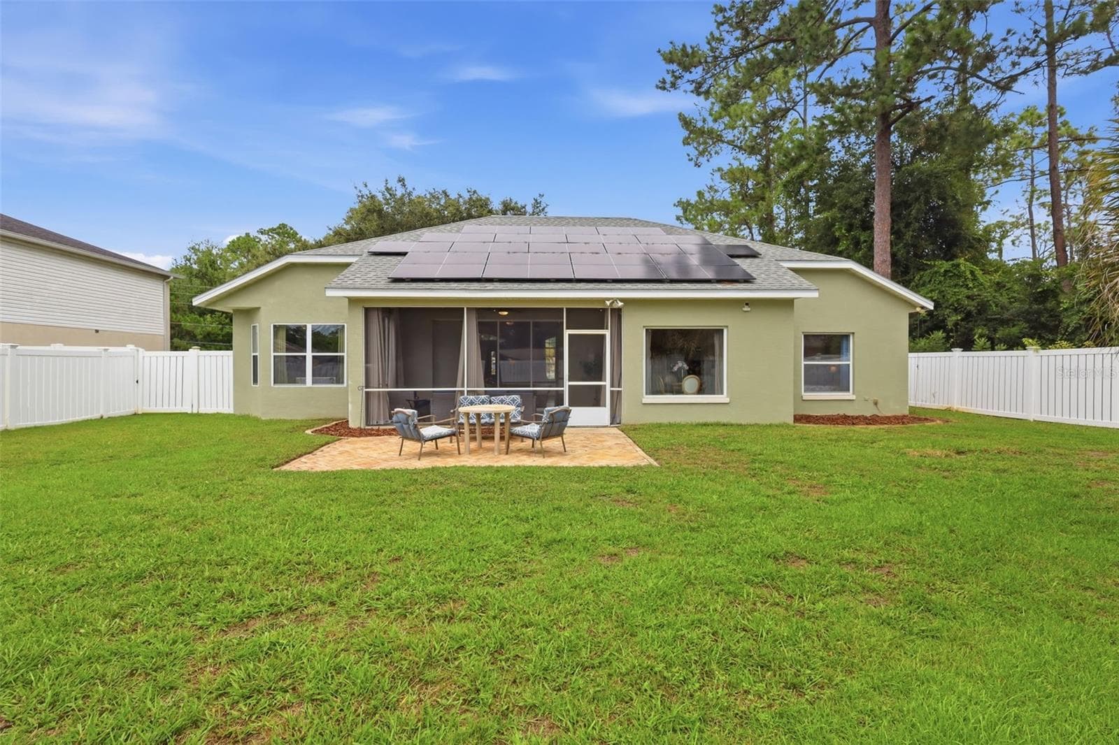 This huge backyard leaves plenty of room to roam! - 96 PARKVIEW DR, PALM COAST